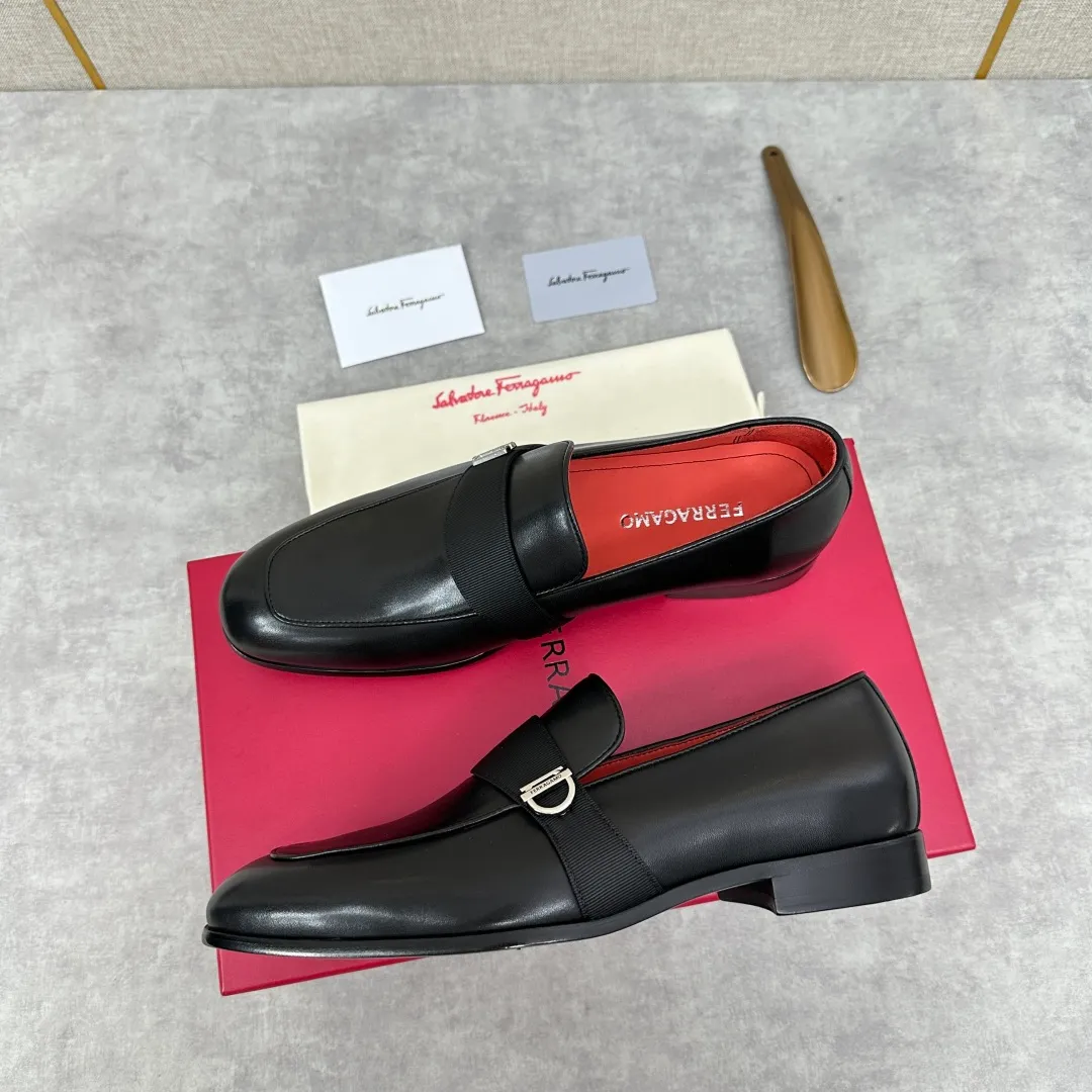 [Ferragamo] Top P: 960💰 Number of yards: 39~44 (38.45.46. Custom-made, non-refundable) Ferragamo** counters synchronize new models of men's loafers that can be worn casually or formally. The classic shape embodies the fashionable charm of formal wear, and the newly designed proportions are more modern. These loafers are made of imported open-edge beaded cowhide/fine calfskin/cow suede material. The upper is decorated with webbing, and the side is privately molded with silver Gancini buckles. The double stitching details add to the fashionable charm. Adopting a special "Original" structure and going through multiple processes, the soles are almost entirely handmade. Unique processing technology demonstrates exquisite craftsmanship. The original privately modeled genuine leather outsole is paired with a personalized rubber backing. It is comfortable, non-slip and wear-resistant. It can be worn as a slip-on. Exquisite hand-stitching. The workmanship is as fine as that of a store. The original color calfskin lining is sweat-absorbent, anti-odor, comfortable and breathable. The heel is also decorated with a rubber patch to perfectly improve the grip performance.
